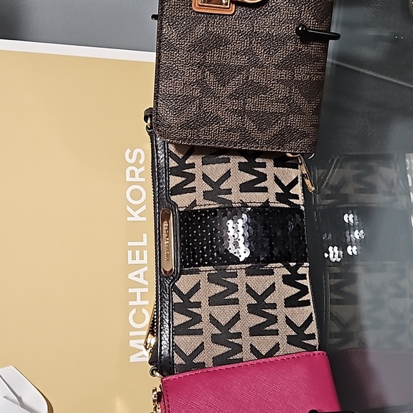 ✨️WINNERS CHOICE✨️, MICHAEL KORS WALLET/WRISTLET - Picture 4 of 6